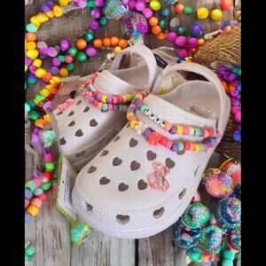 Embellished girl Croc-style shoes with Taylor Swift-style bracelets -WHITE color